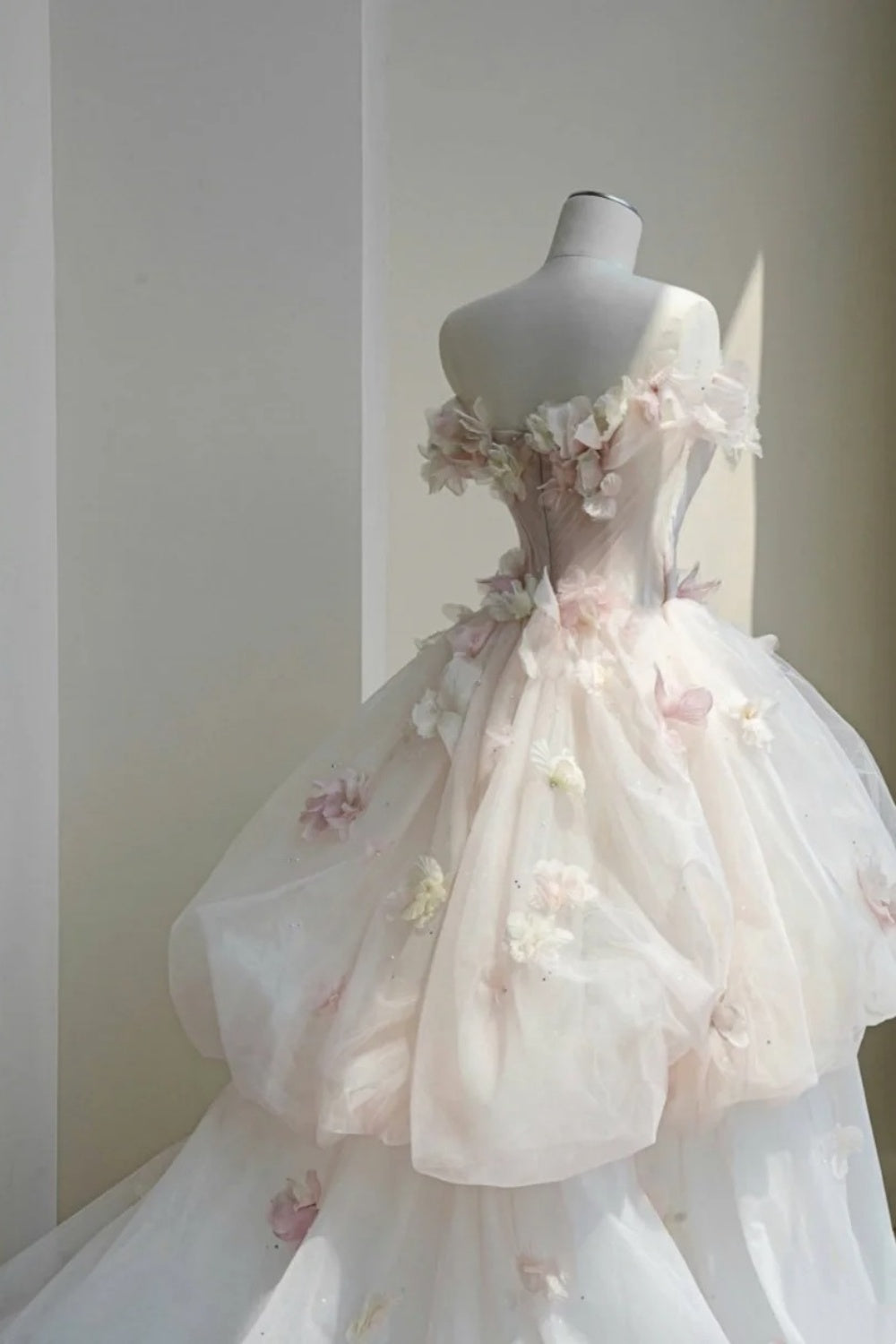 NiceVestidos - Style féerique floral : Robe de mariée rose et blanche en tulle clouté à fleurs 3D, épaules dénudées, longueur au sol, NV5815