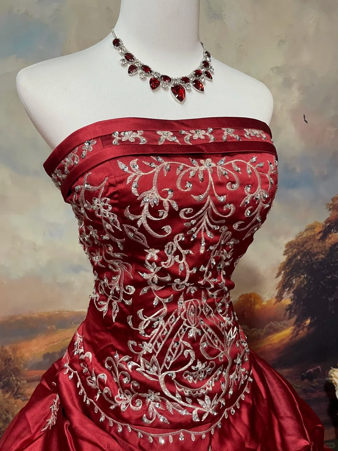 Robe de bal longue vintage en satin rouge exquis avec perles argentées nv5155