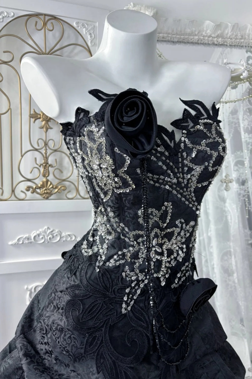 Luxuriöses, perlenbesetztes, trägerloses Abendkleid mit Schleppe – Dunkelbraunes 3D-Rosenmuster NV6843