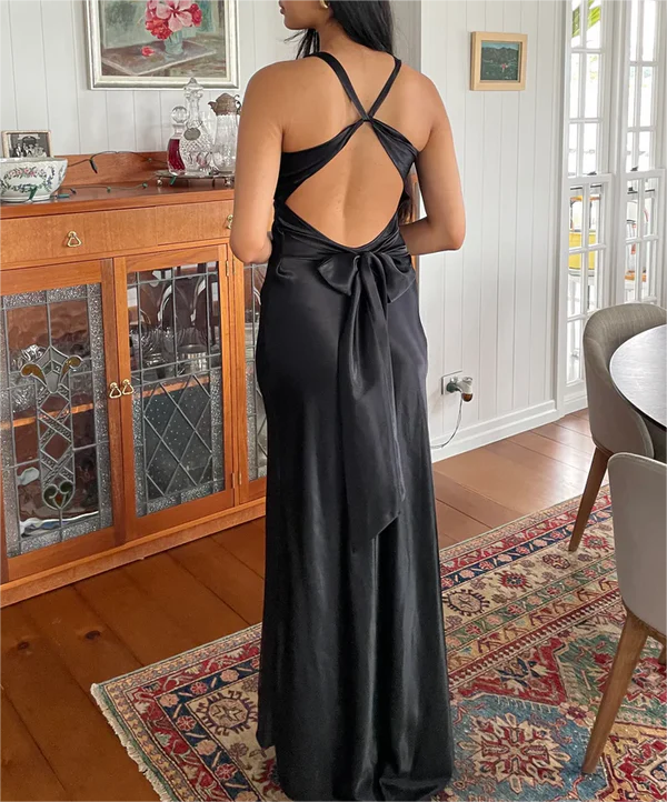 Schwarzes, schlichtes, langes Abendkleid aus Satin mit V-Ausschnitt und offenem Rücken, Ballkleid NV2050