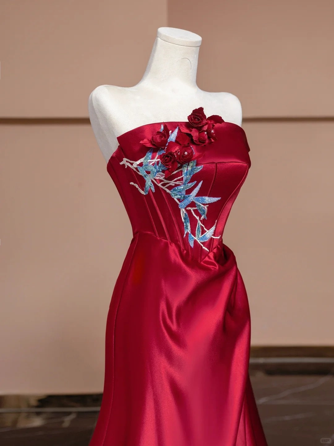 Rotes, perlenbesetztes, langes, bodenlanges Ballkleid aus Satin, nv5050