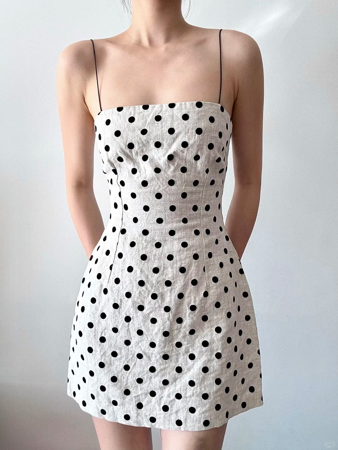 NiceVestidos - Robe de soirée courte en satin à pois noirs et blancs nv5534