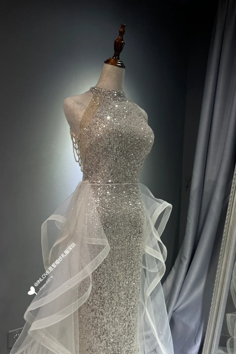 Glänzendes langes Tüll-Ballkleid NV6628
