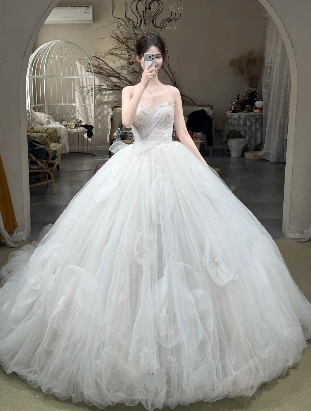 Robe de mariée bustier sans manches style princesse de rêve | Robe longue maxi en tulle blanc avec traîne et fleurs 3D pour mariage, fiançailles et dîner de gala NV6275