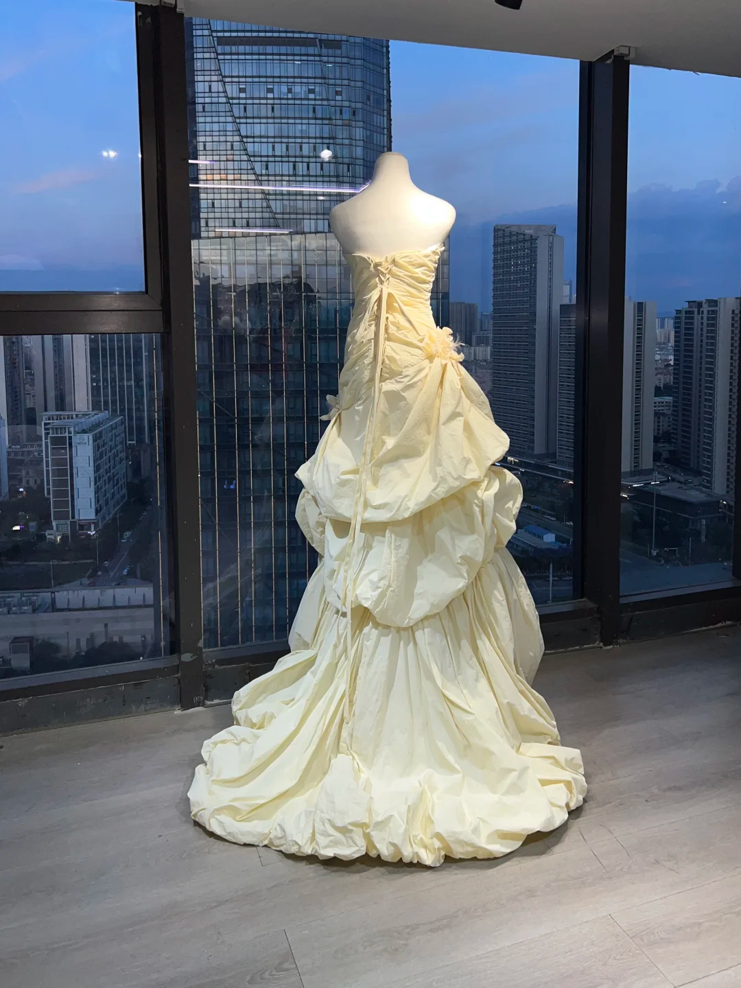 Pale Yellow Strapless Vintage Evening Gown Ruched Texture 3D Flowers Tiered Bubble Long Prom Dress NV7012