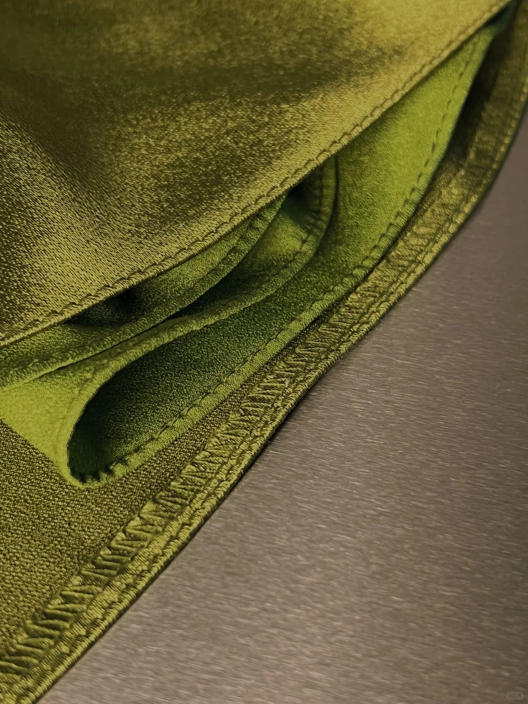 Olivgrünes, perlenbesetztes langes Ballkleid aus Satin, nv4274