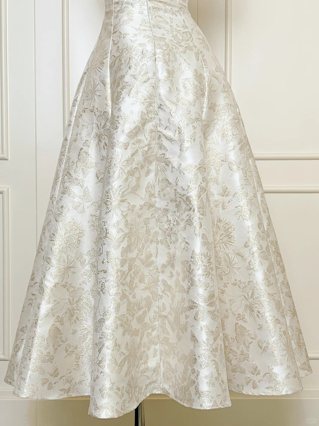 Robe de bal blanche exquise en satin à longues bretelles spaghetti et motif floral doré nv5422