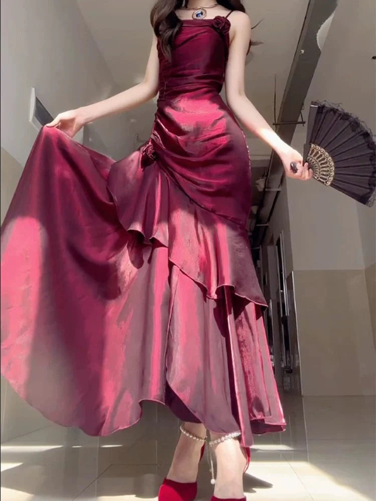 Robe de soirée longue en satin bordeaux brillant à bretelles spaghetti nv3580