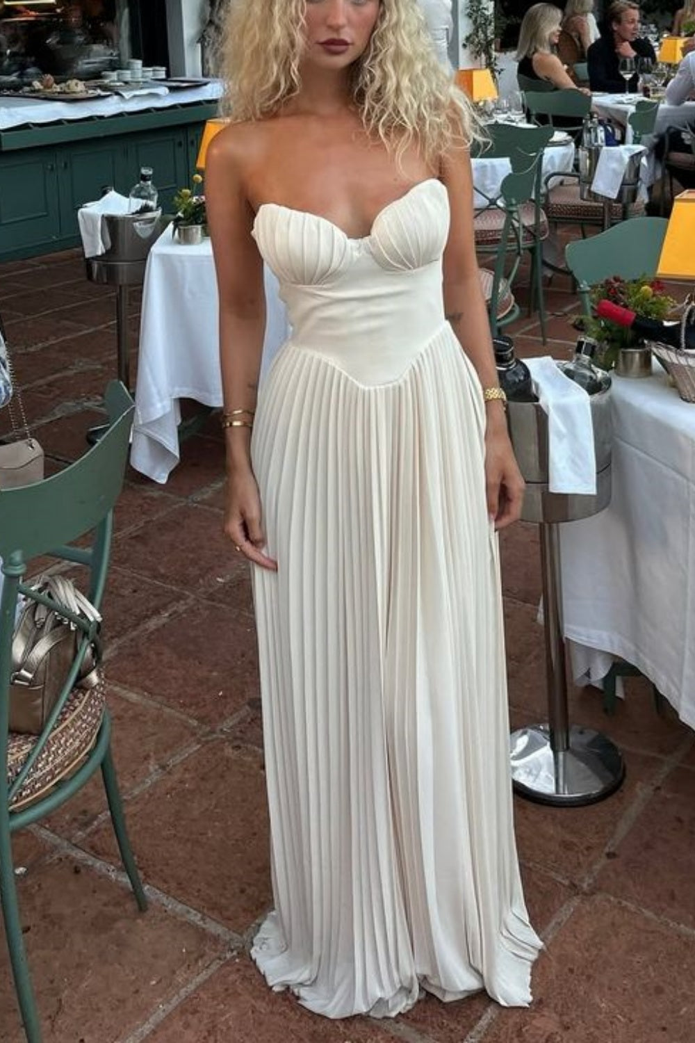 Brautjungfernkleider im eleganten französischen Stil: Trägerloses, ärmelloses Kleid | Beiges, plissiertes Satin-Maxikleid für elegante Partys, Gartenfeste und andere gesellschaftliche Anlässe im Freien (NV6267)