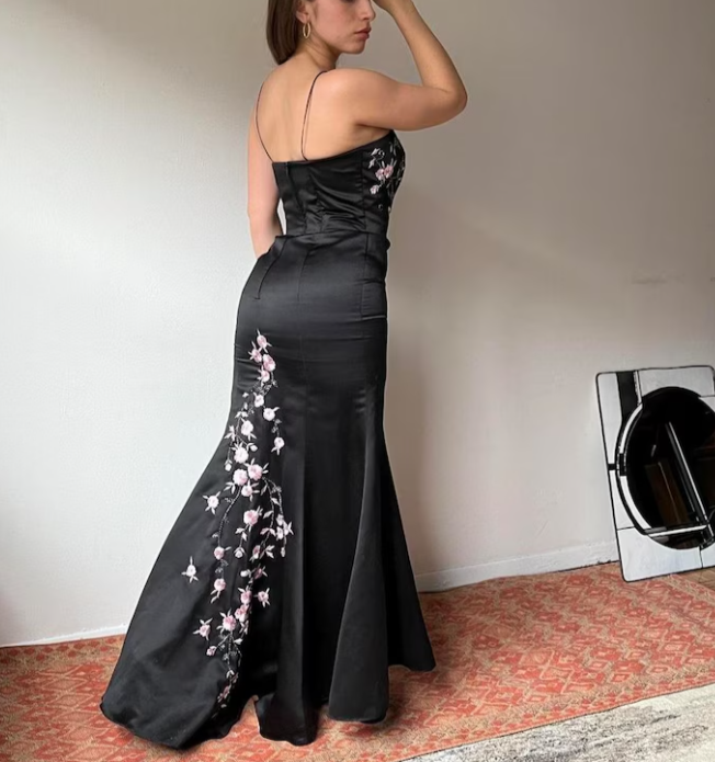 Robe de soirée longue noire à épaules dénudées et perles florales roses en satin vintage nv2749