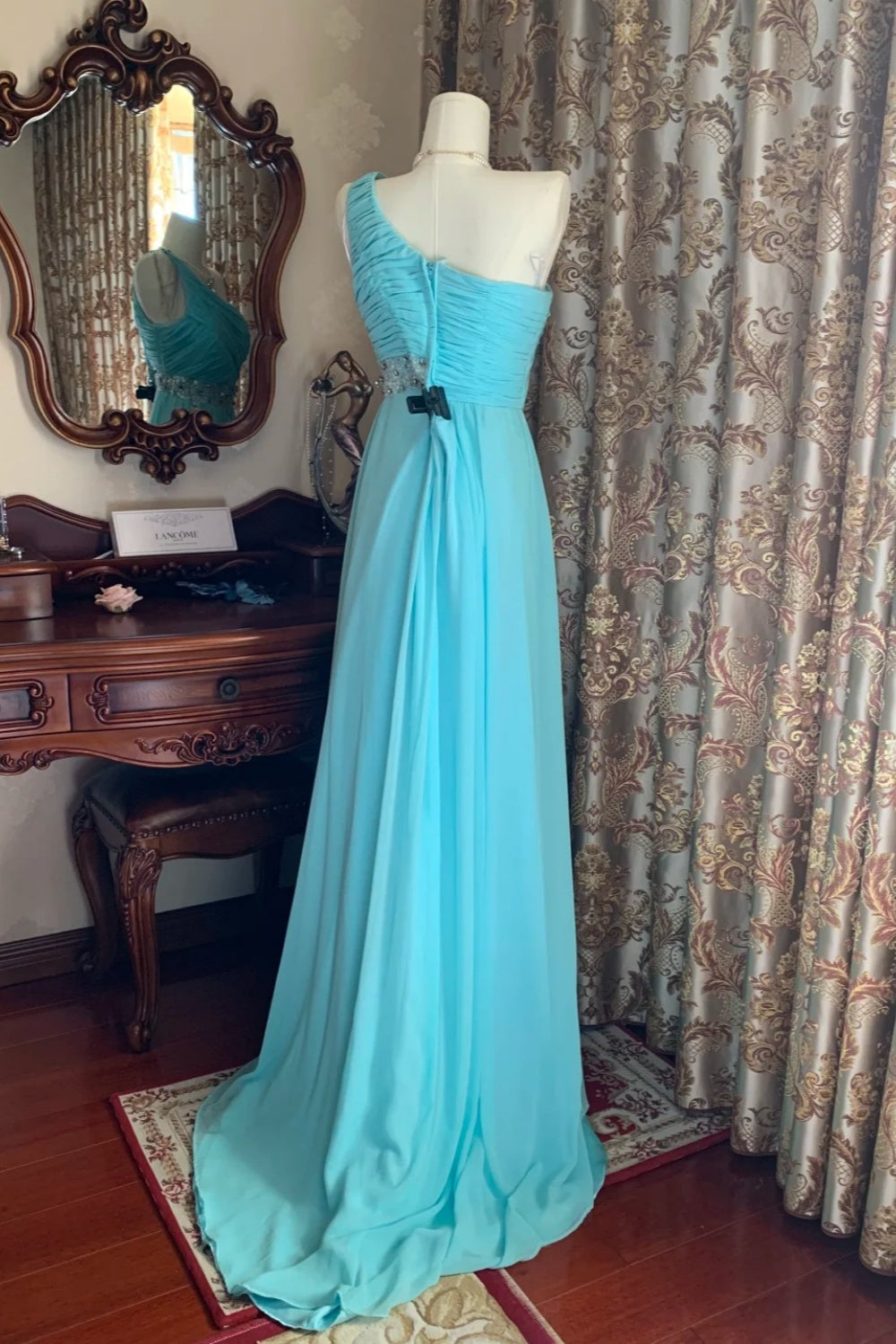 Elegantes, eisblaues One-Shoulder-Kleid mit Raffungen, Perlenbesatz und Schleppe – perfekt für Hochzeitsgäste und Dinnerpartys (NV6371)