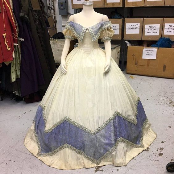 Cremefarbenes, lila, elegantes, schlichtes, langes Ballkleid-Abendkleid NV2827