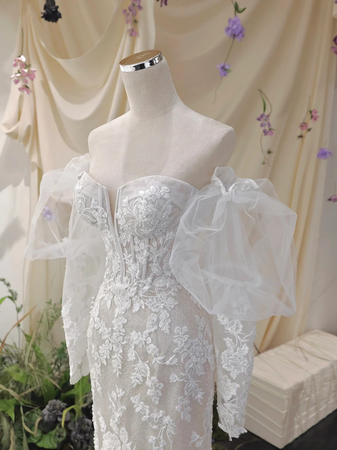 Weißes, langes Meerjungfrau-Kleid mit Blumenapplikationen und Spitze im bodenlangen Slim Fit, Ballkleid, Abendkleid, Brautkleid, NV4434
