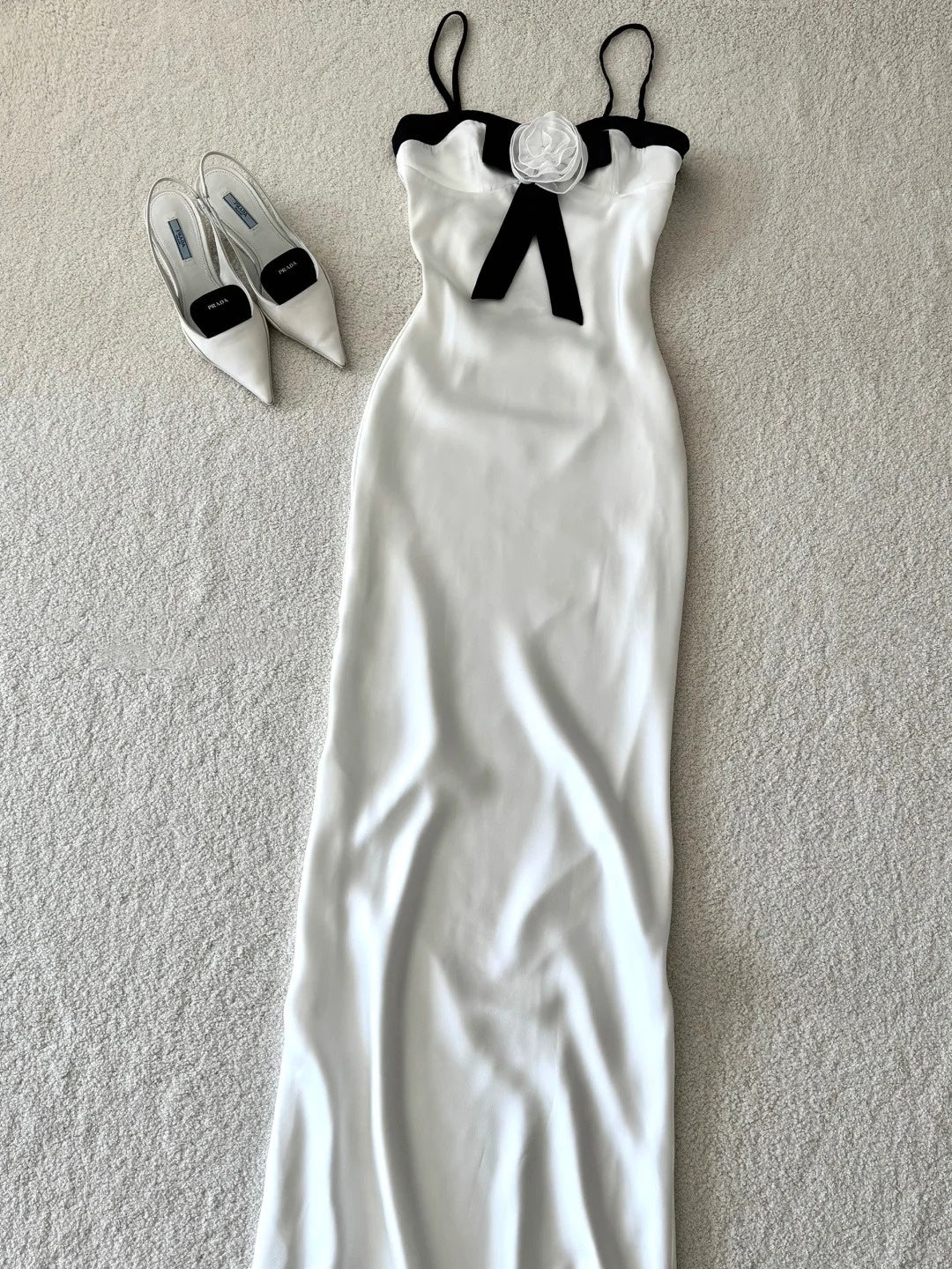 NiceVestidos - Weißes Satin-Ballkleid mit Blumenmuster, NV5543