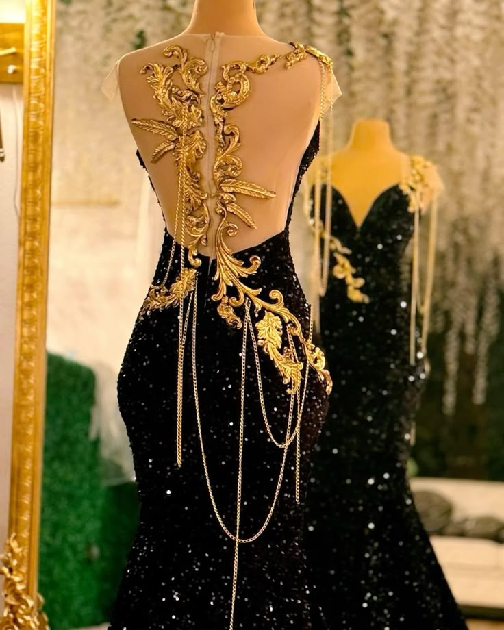 NiceVestidos - Robe de soirée longue noire et glamour à sequins, ornée de délicates broderies dorées. NV6098