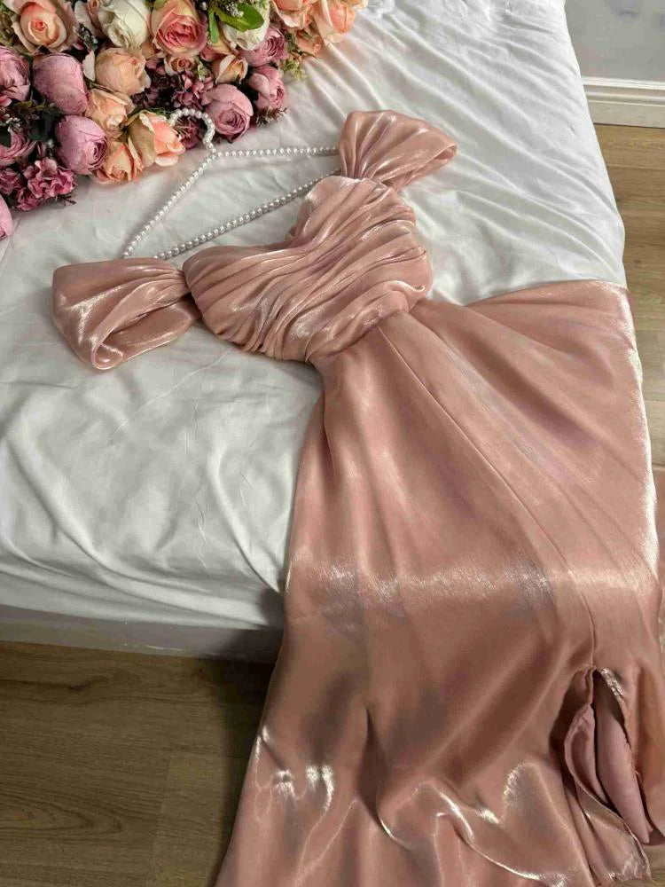 Trägerloses, schlichtes, langes Abendkleid aus rosa Satin mit tiefem Ausschnitt und A-Linie, Ballkleid nv2774