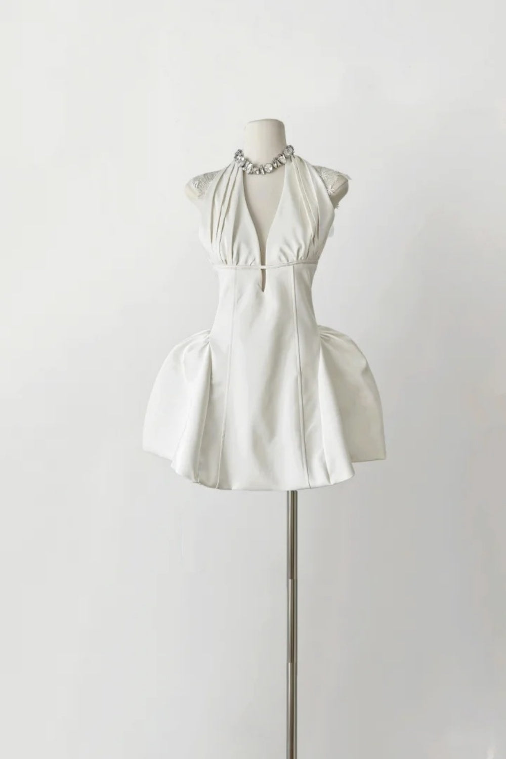 Weißes Retro-Mode-Hosenträger-Kurzes Satin-Heimkehrkleid Geburtstagspartykleid NV5268