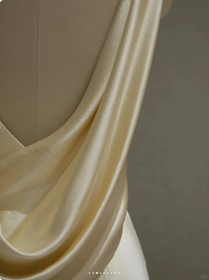 Hellgelbes, modisches, rückenfreies Meerjungfrau-Abendkleid mit V-Ausschnitt und langem, elegantem Satin im bodenlangen Ballkleid nv3458
