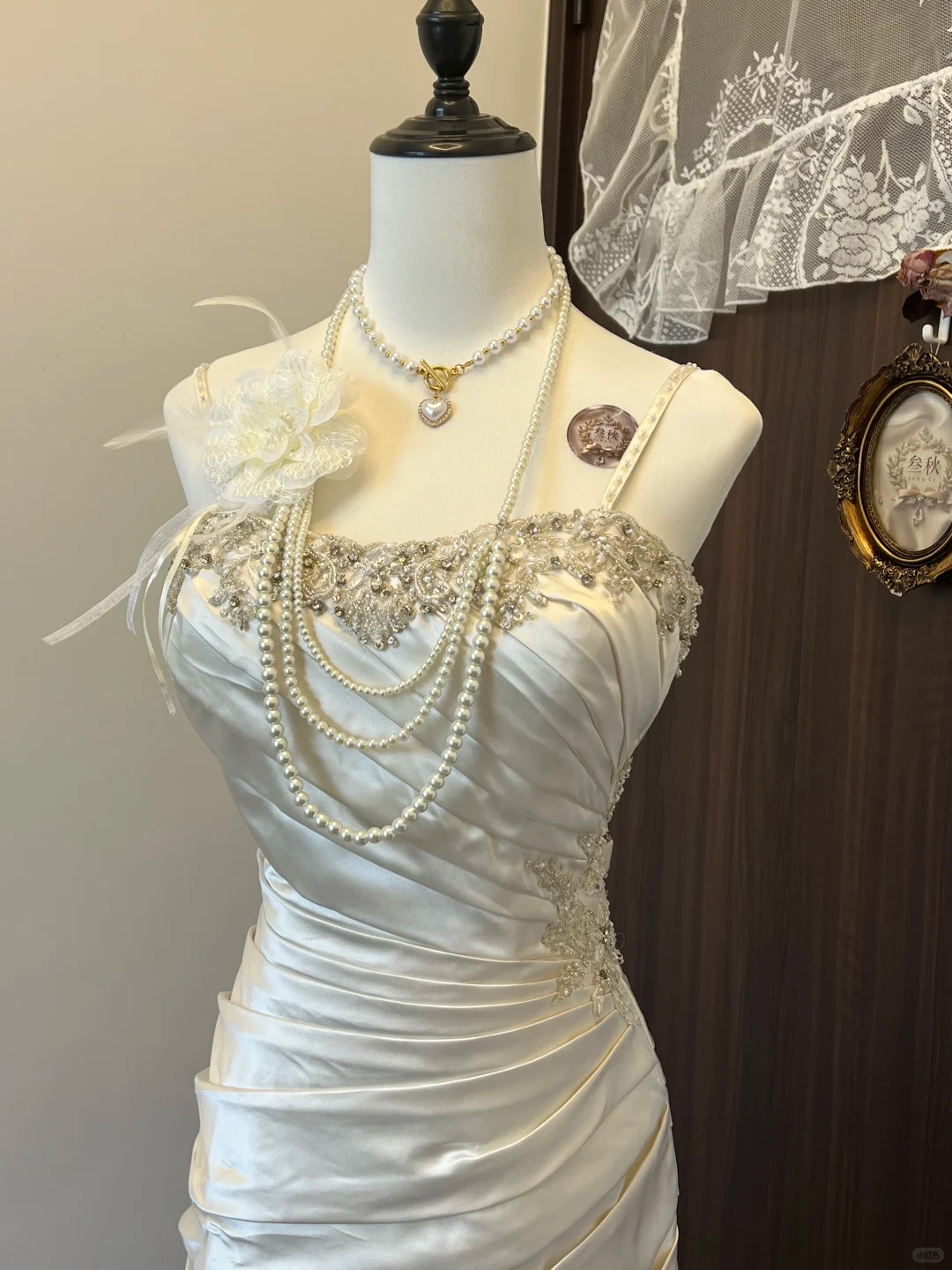 Elfenbeinweißes, geblümtes, perlenbesetztes, kurzes Satin-Heimkehrkleid, Ballkleid, Abendkleid, Hochzeitskleid, nv4217