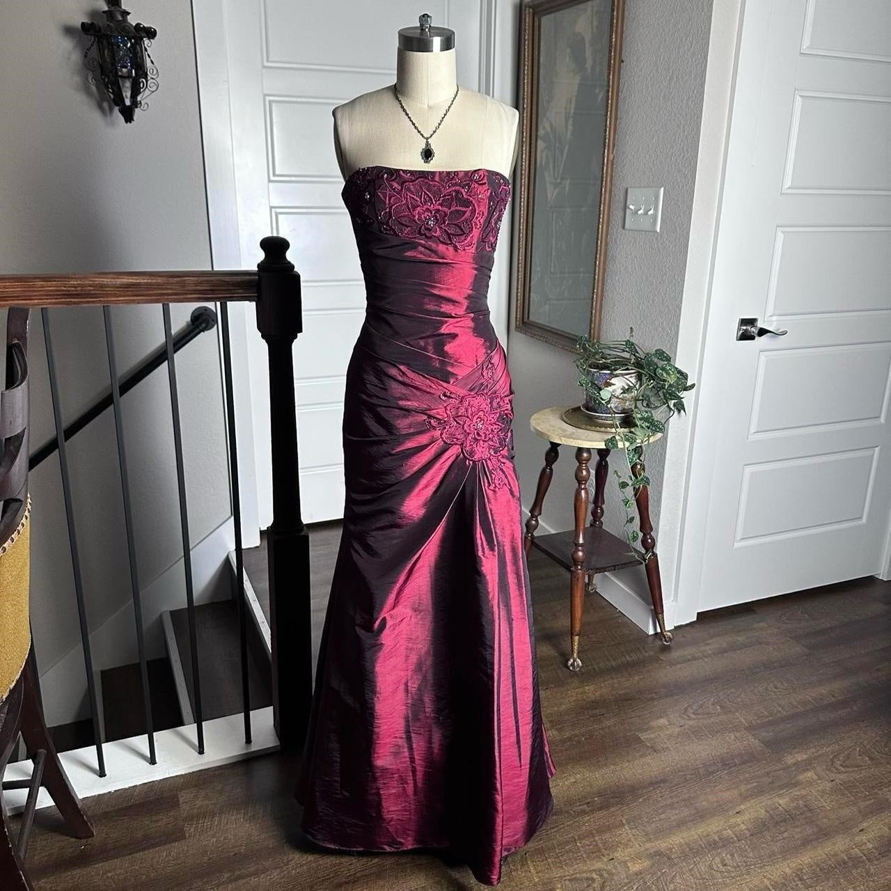 Burgunderrot Vintage-Mode Elegant Exquisite Blumen Perlen Lange Satin Ballkleid Abendkleid Partykleid Ballkleid nv3924