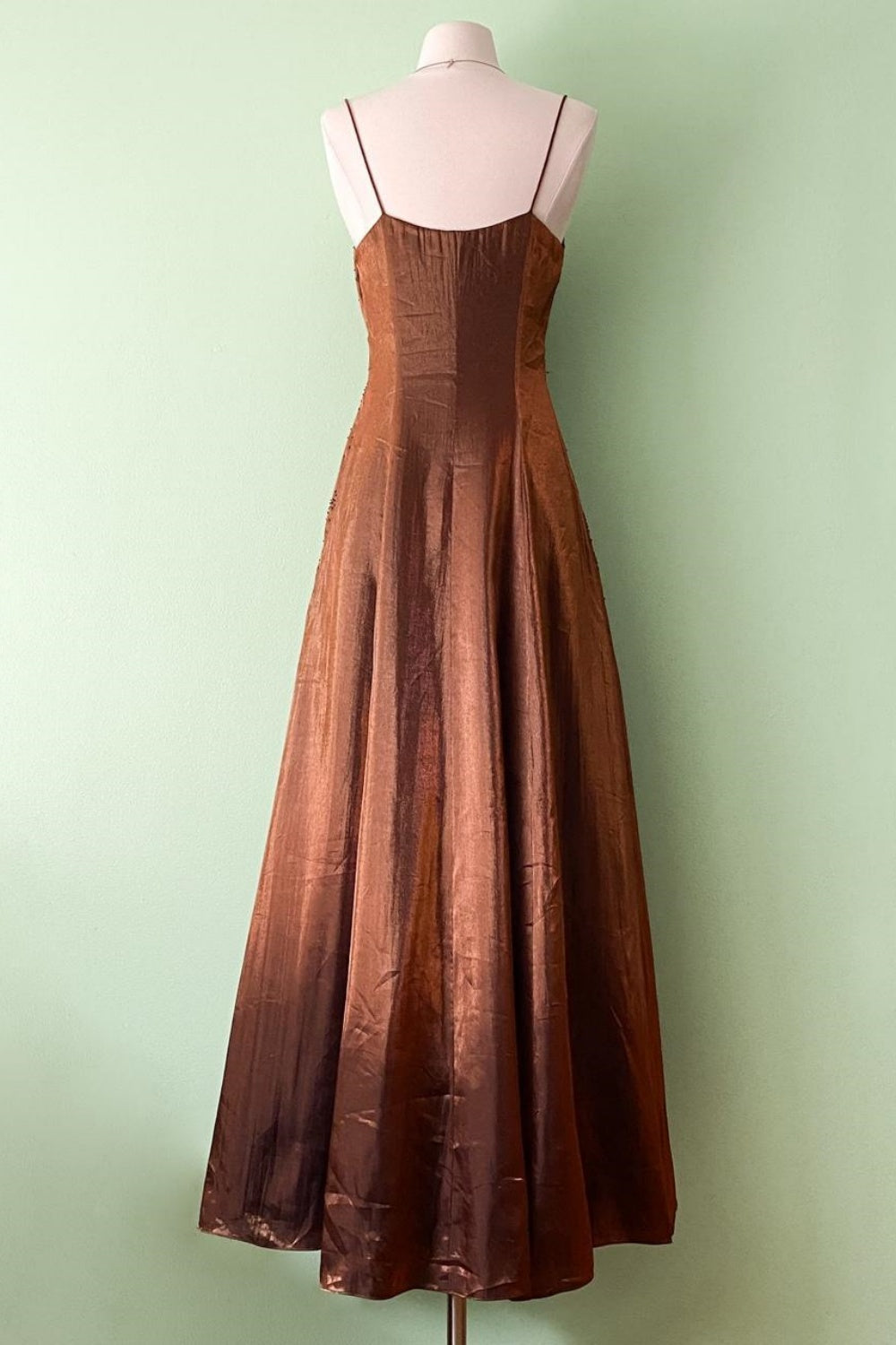 NiceVestidos - Braunes, exquisites Perlenkleid, Vintage-Kleid, langes Satin-Ballkleid, NV5650