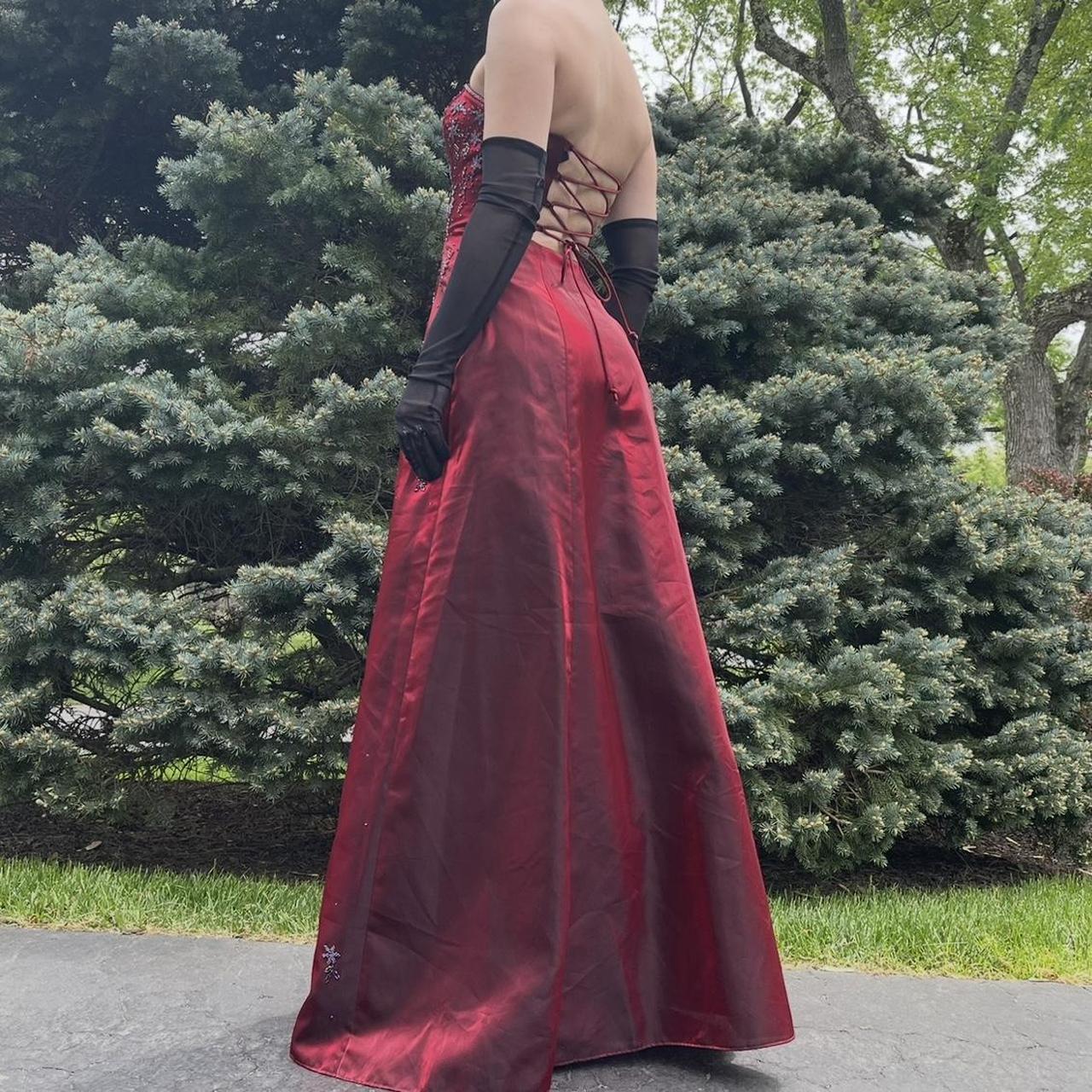 NiceVestidos-Burgunderfarbenes, ärmelloses, bodenlanges Gothic-Kleid aus Satin mit Perlenbesatz, NV6178