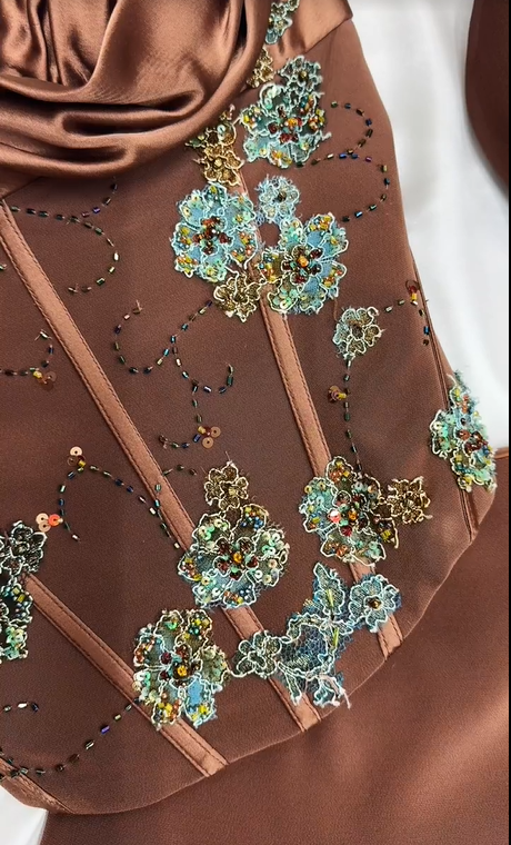🍫Seidiges schokoladenbraunes Vintage-Ballkleid aus Satin mit Perlen und Blumenmuster, lang, Abendkleid, Partykleid, NV5136