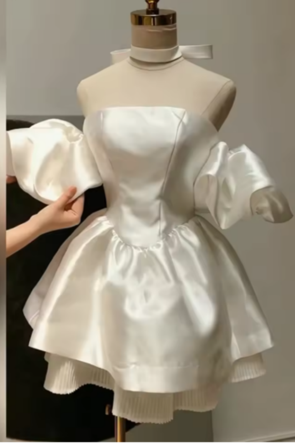 Robe de soirée courte en satin blanc à épaules dénudées, robe de soirée d'anniversaire nv5290