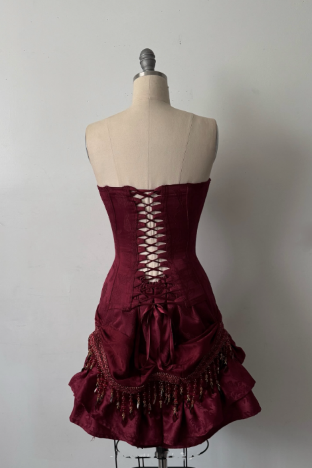 Robe de bal courte en satin bordeaux ornée de perles NiceVestidos NV6155
