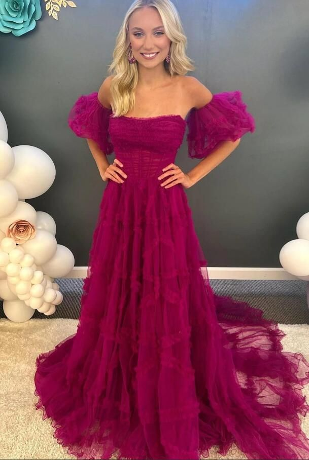 Trägerloses, langes Ballkleid aus Tüll mit Rüschenverzierungen und Ballonärmeln nv1306