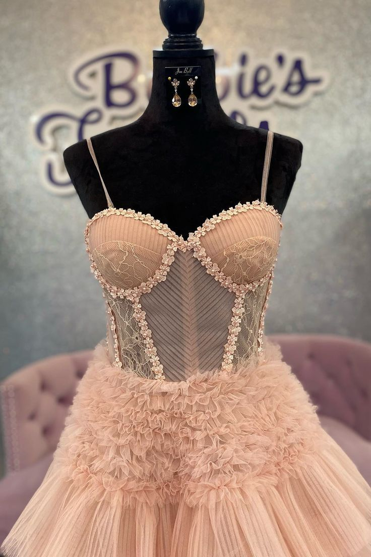Rosafarbenes A-Linien-Ballkleid mit Rüschenlagen und Schnürung am Rücken, nv1203