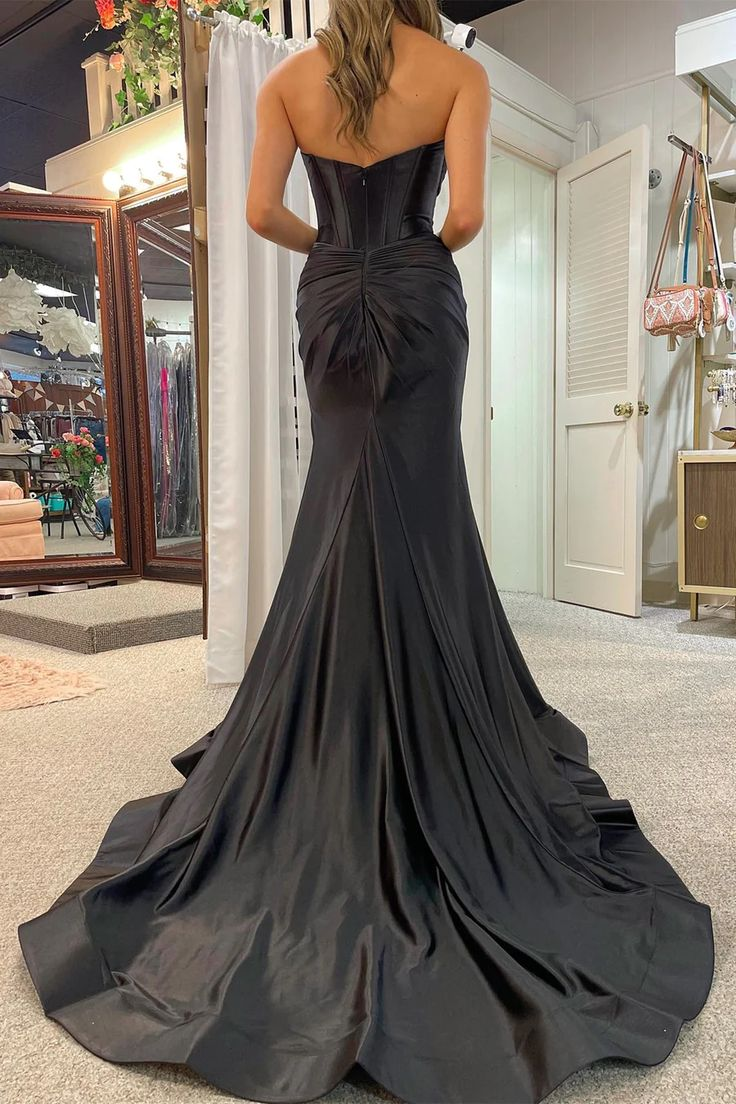 Einzigartiges schulterfreies langes Ballkleid aus Satin mit Schlitz nv1222