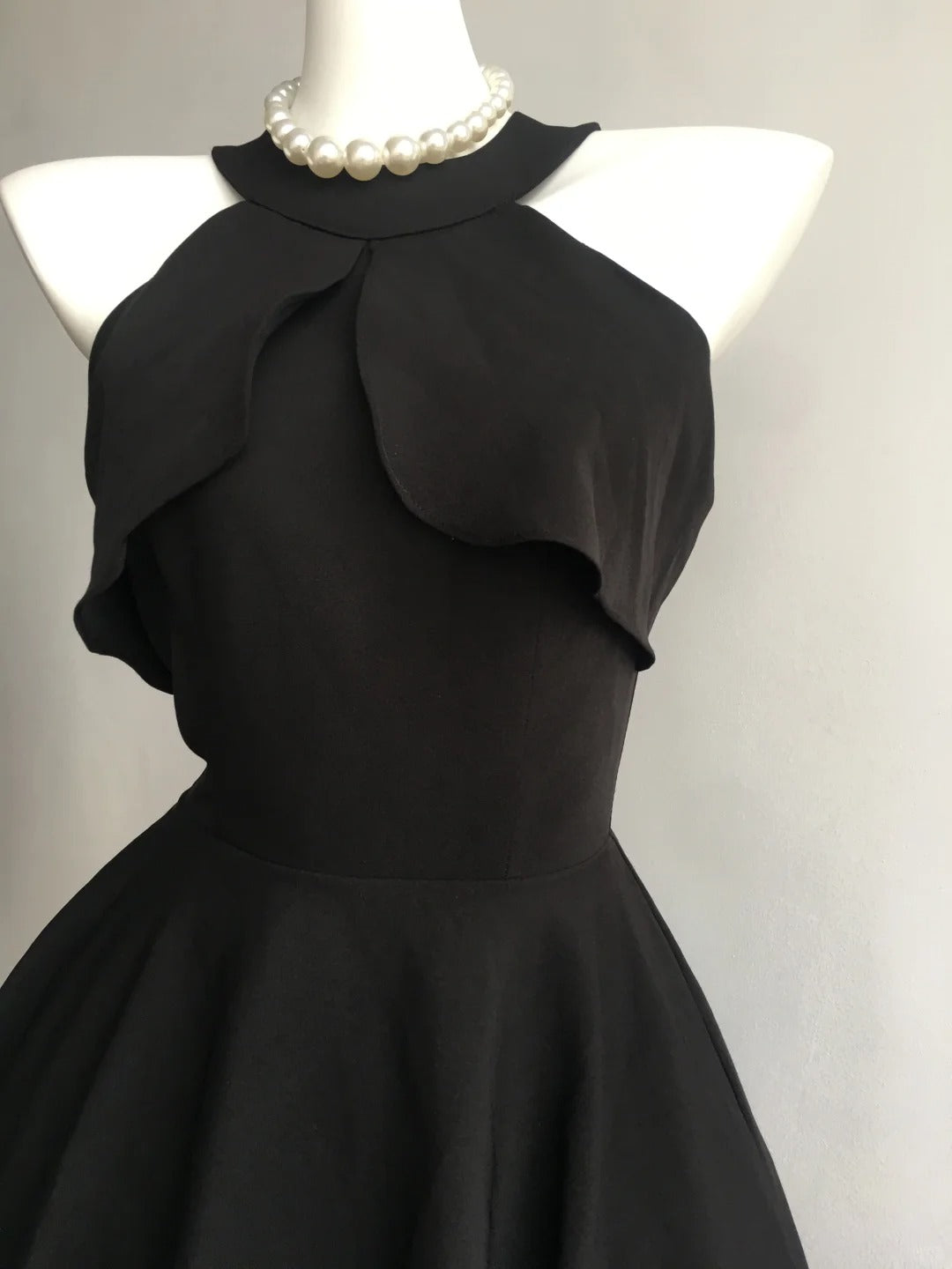 Charmantes schwarzes schlichtes Vintage-Chiffon-Kurzballkleid NV5437