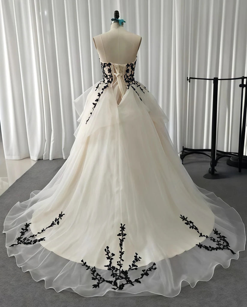 Robe de bal légère style bohème rétro, broderie champagne et vigne noire, sans bretelles, traîne - Robe d'invitée pour un mariage en extérieur dans un jardin NV6340