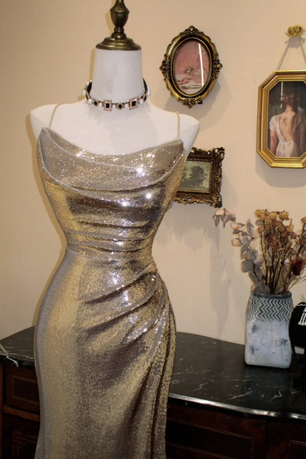 Goldfarbenes Pailletten-Maxi-Abendkleid mit One-Shoulder-Ausschnitt, tailliert, NV6547