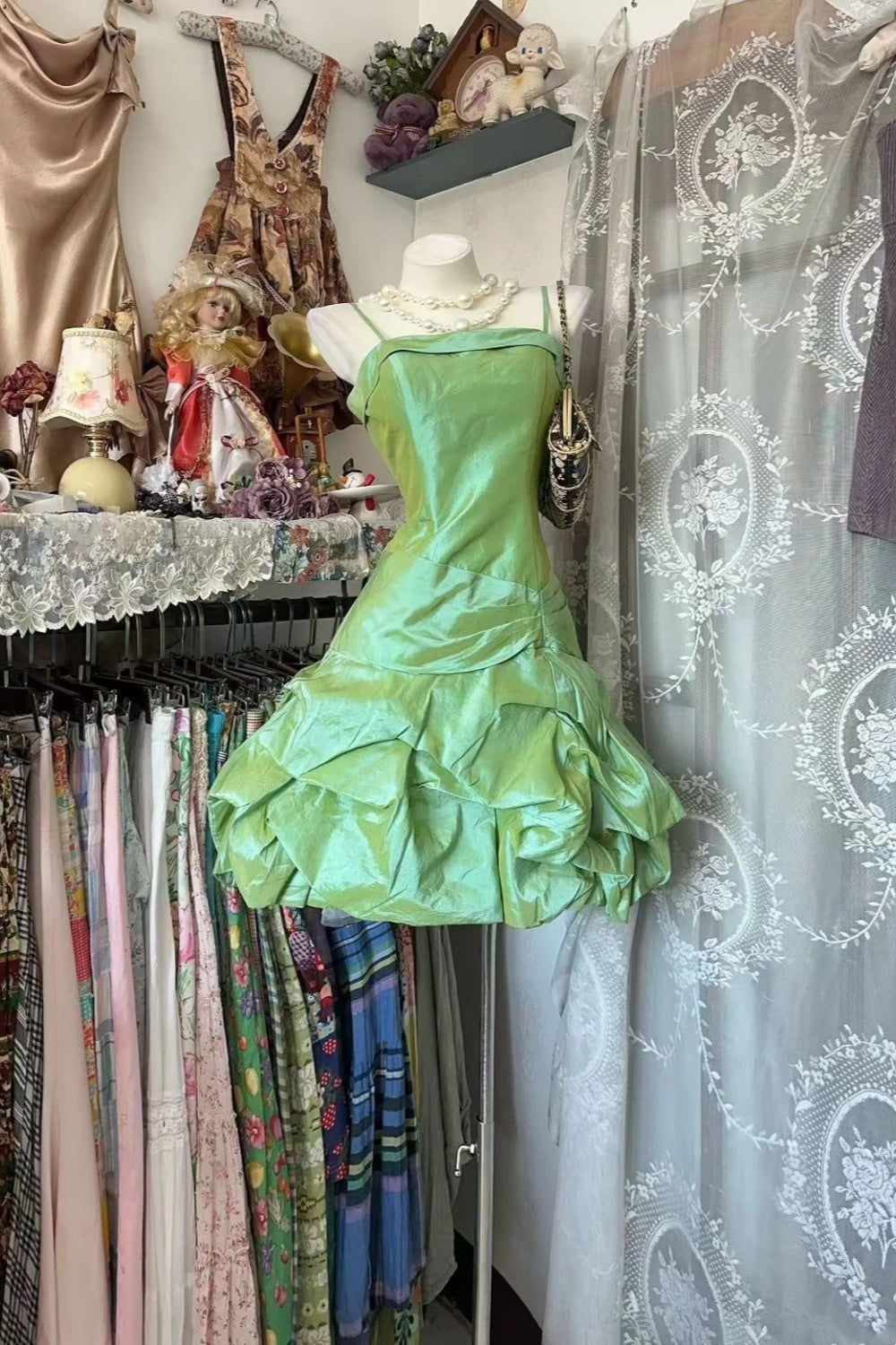Robe mini vert menthe à fines bretelles, style tendance et romantique | Jupe bouffante en satin à plusieurs épaisseurs, tenue idéale pour un rendez-vous galant ou une soirée entre filles NV6293