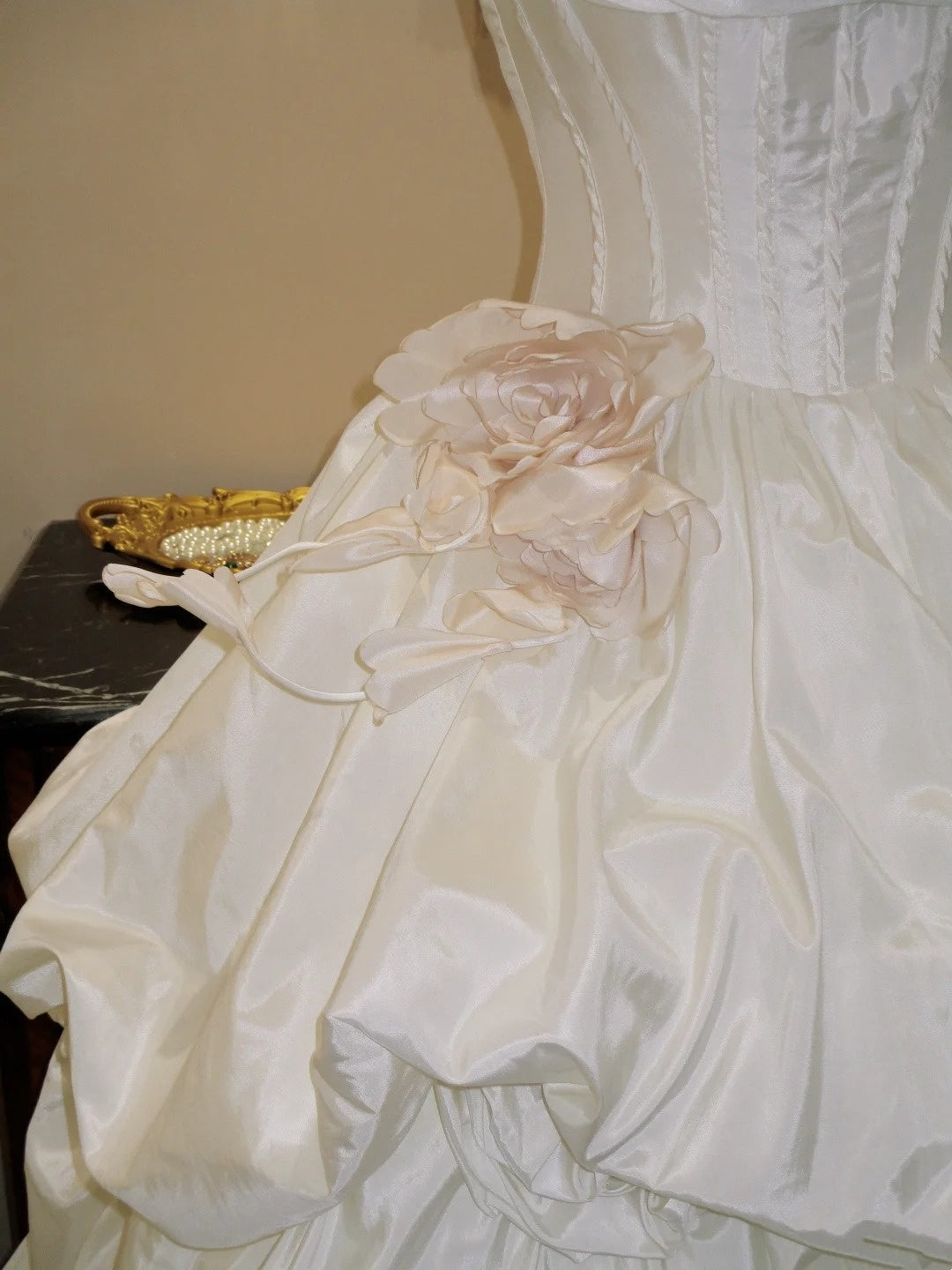 Weißes, trägerloses Ballkleid aus Satin mit floralen Details, Vintage-Abendkleid NV6552