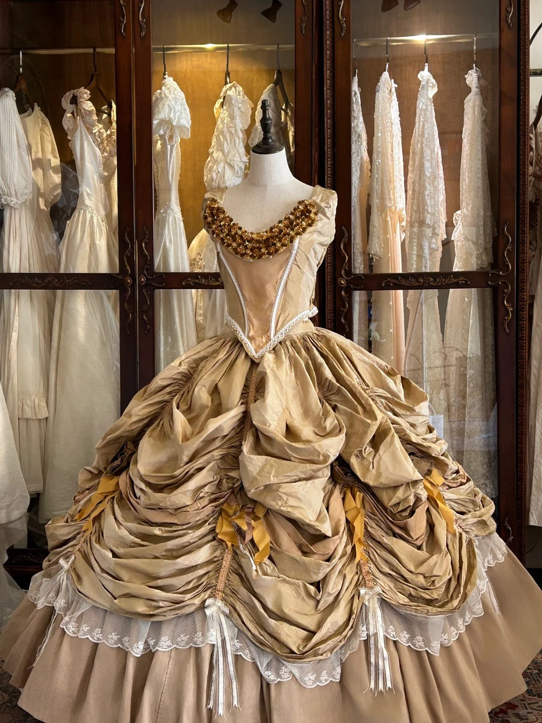 Gelbe Prinzessin plissiert Gold Rose handgefertigte Perlen edle und schöne Märchen reine Schönheit lange Satin Ballkleid Abendkleid Brautkleid nv4440