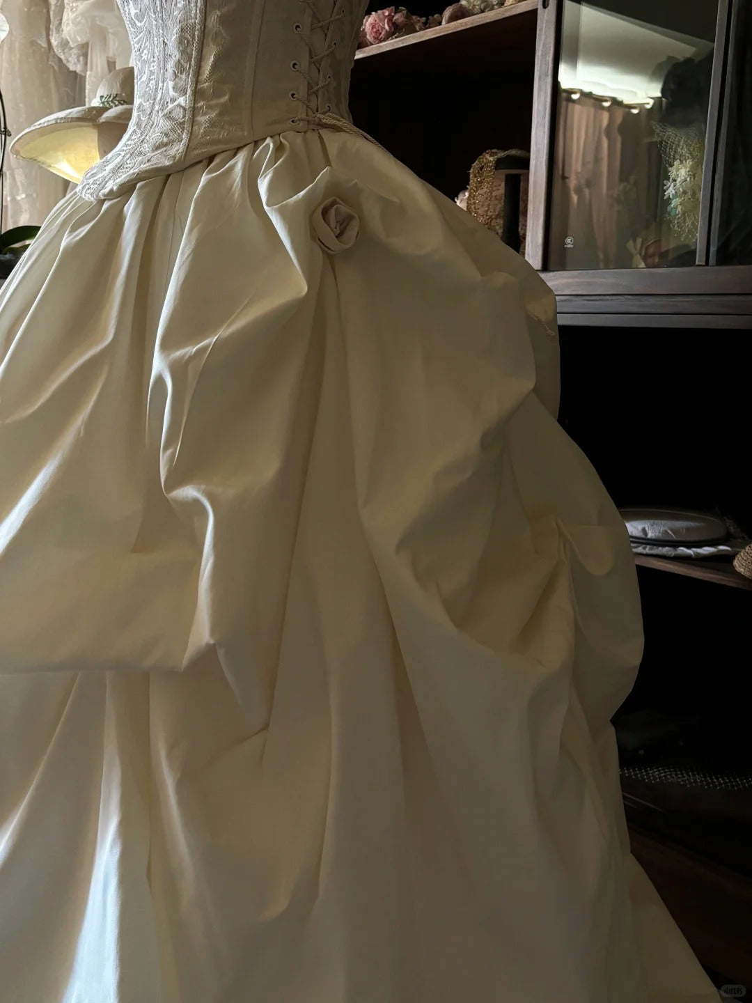Elfenbeinweißes Blumenrüschen-Elegantes schönes langes Satin-Ballkleid-Abendkleid-Brautkleid nv4441