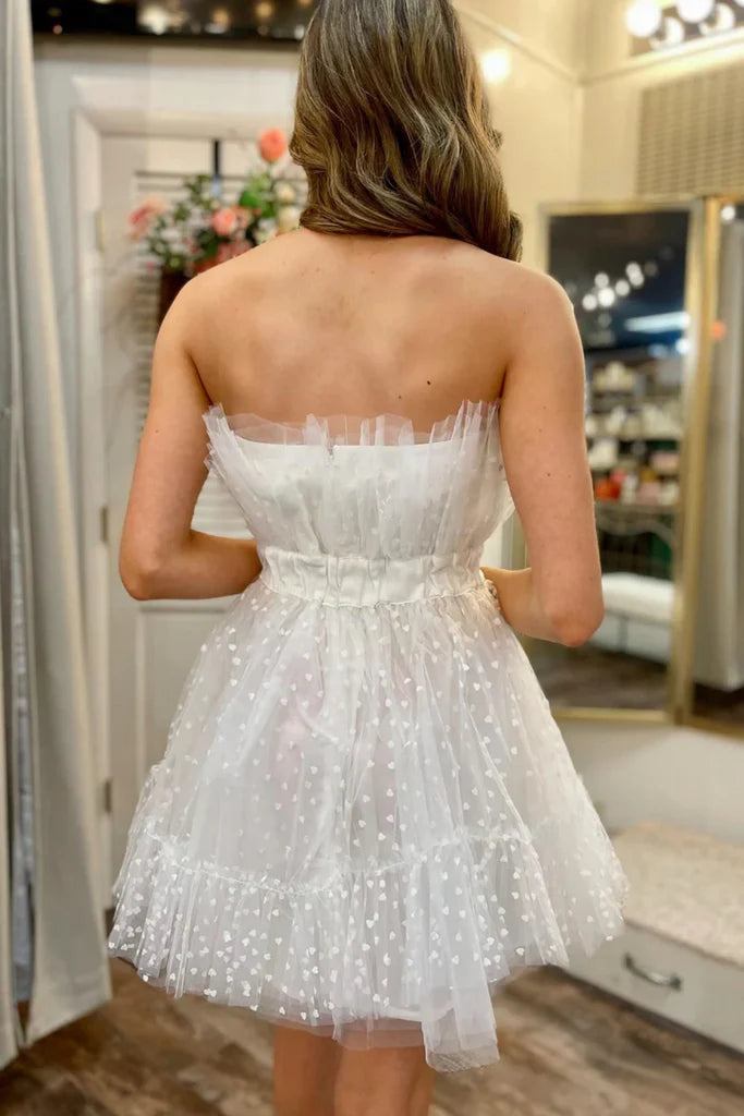 Weißes, gepunktetes, trägerloses, kurzes Ballkleid mit Rüschen, weißes Homecoming-Kleid aus Tüll, weißes formelles Abendkleid nv1534