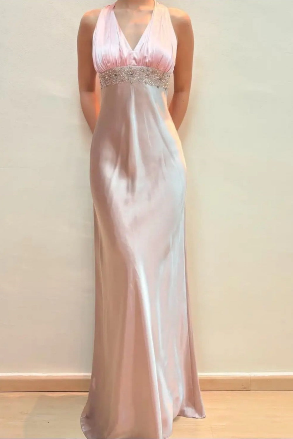 NiceVestidos – Vintage-Abendkleid aus Satin mit rosa-nudefarbenem Farbverlauf, Neckholder und Strassverzierungen (NV5921)