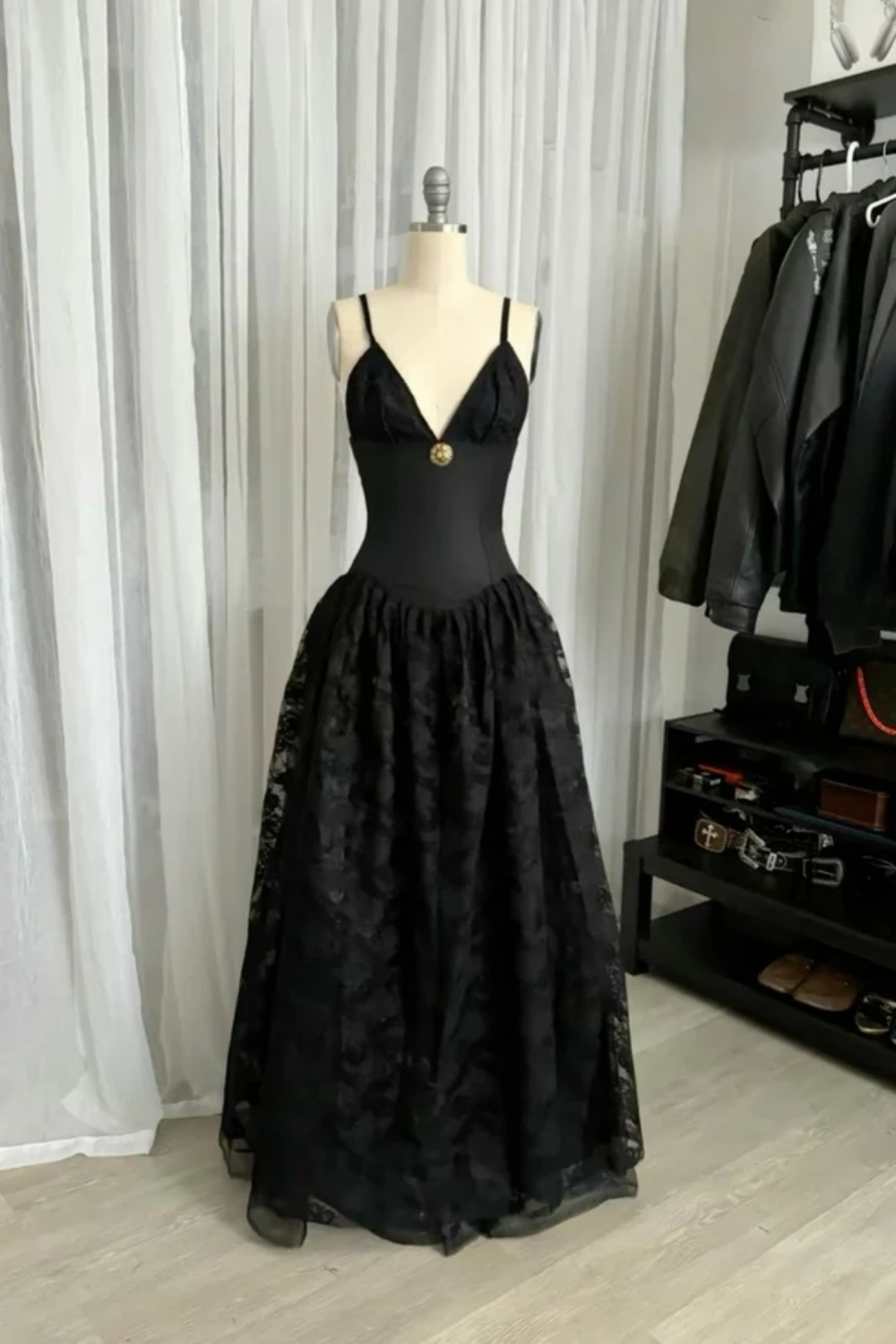 Schwarzes, tailliertes Brokatkleid aus Tüll mit Spaghettiträgern und V-Ausschnitt NV6244