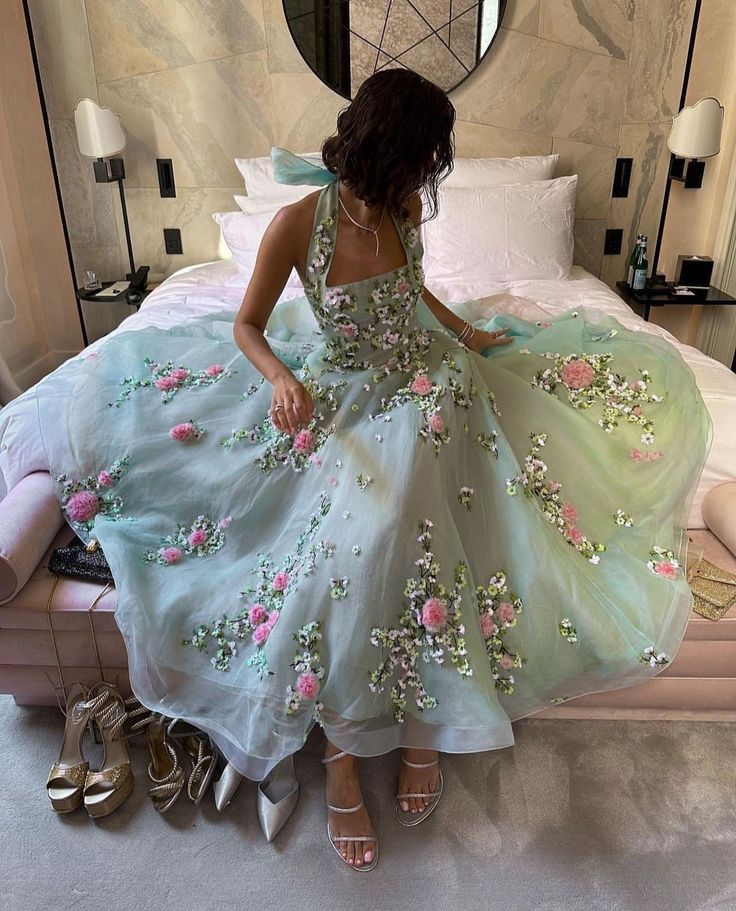 Grünes rückenfreies, langes Chiffon-Ballkleid mit Blumenmuster, NV2894