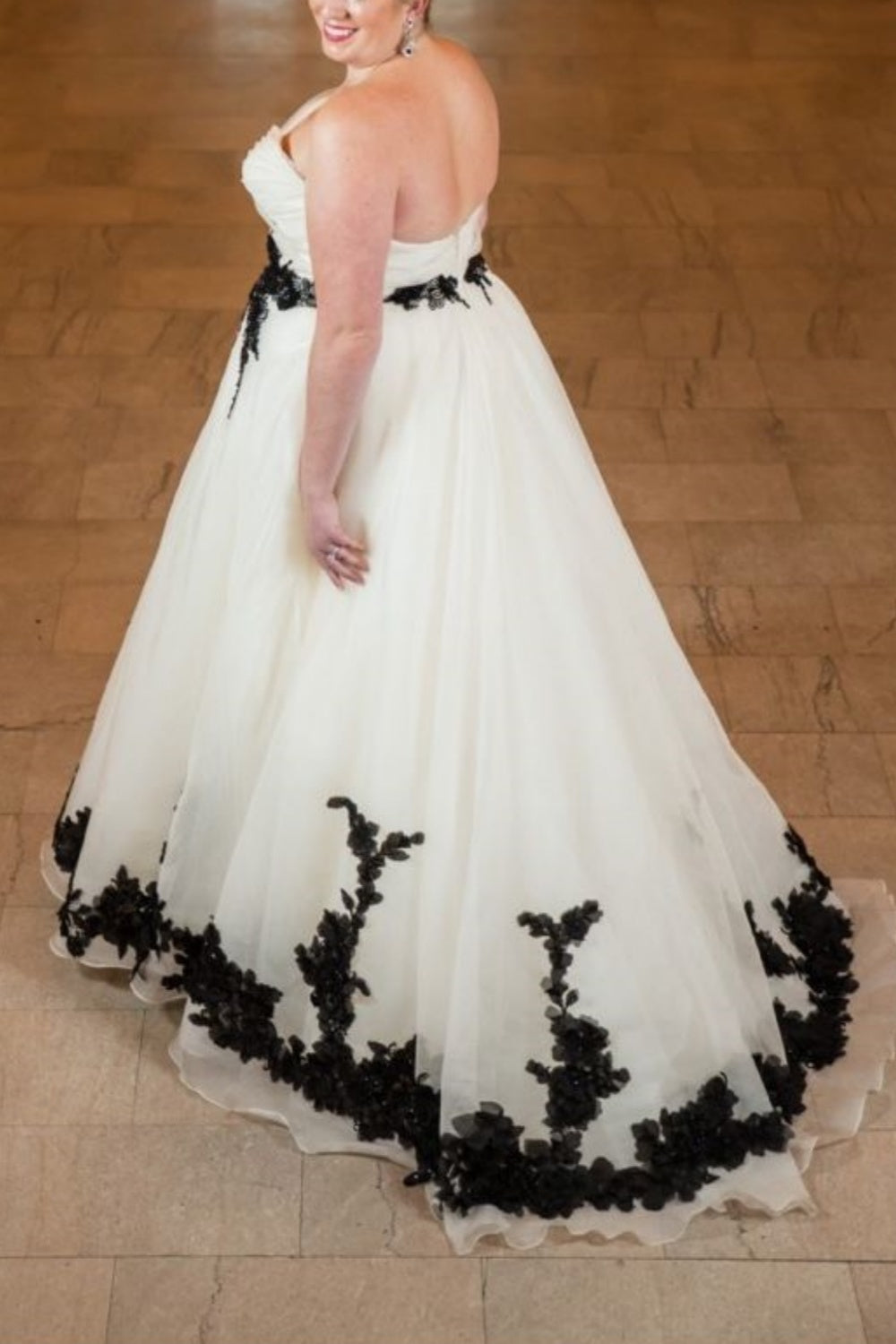 Robe de mariée longue en tulle et dentelle noire délicate NV6705