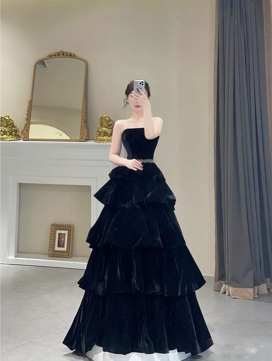 Schickes schwarzes A-Linien-Abendkleid aus gestuftem langem, schulterfreiem Samt, Ballkleid, Partykleid, nv2589
