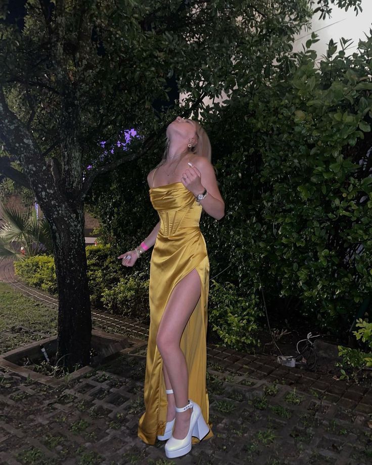 Gelbes stilvolles, charmantes Spaghettiträger-Ballkleid mit langem Schlitz und Partykleid nv2487