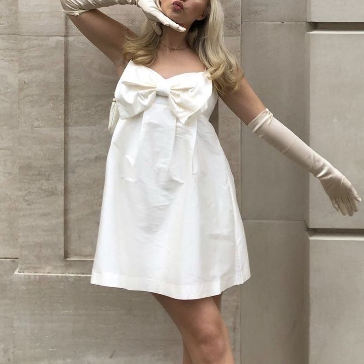 Weißes jugendliches schlichtes süßes herzförmiges elegantes Sling-Kleid mit großer Schleife, kurzes Mini-Satin, schulterfreies Ballkleid, Abendkleid, Geburtstagspartykleid, Homecoming-Kleid mit Handschuhen nv2558