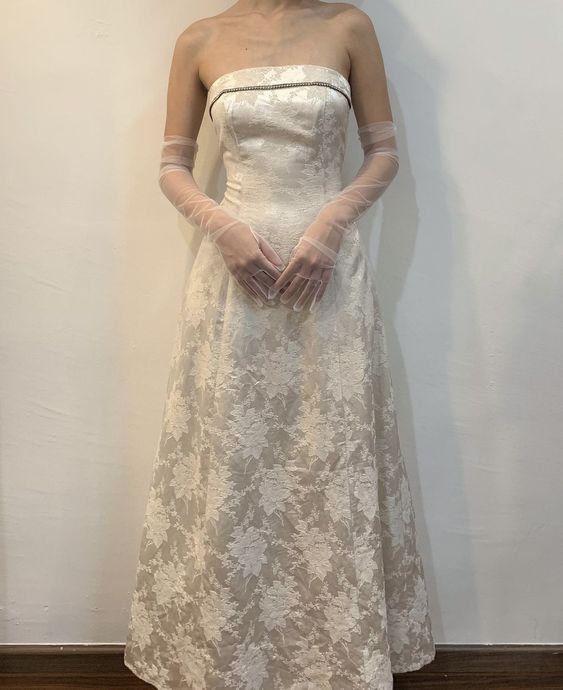 Beiges, schlichtes und elegantes Ballkleid-Abendkleid mit langem Tube-Top, Muster nv2813