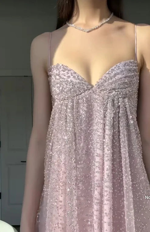 Wunderschönes, glänzendes, schulterfreies, langes Chiffon-Ballkleid mit Spaghettiträgern in Rosa, NV5213