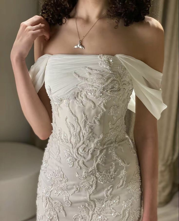 Wunderschönes weißes schulterfreies langes Ballkleid mit Perlenapplikationen nv1811